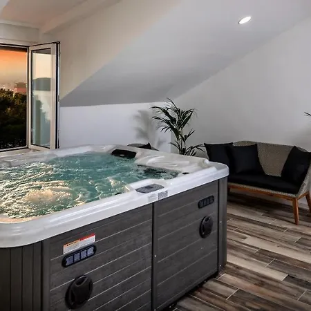 Spacious With Pool And Jacuzzi * Trogir
