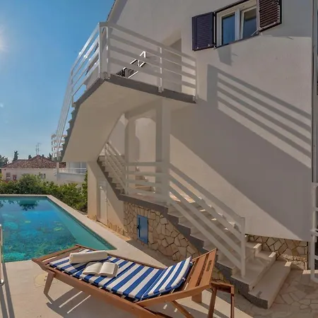 Apartman Spacious With Pool And Jacuzzi