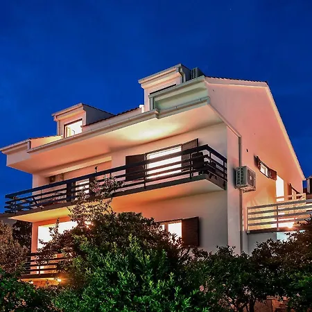 Apartman Spacious With Pool And Jacuzzi