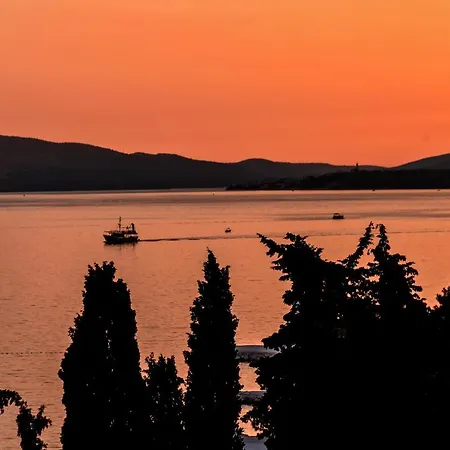 Spacious With Pool And Jacuzzi Apartman Trogir